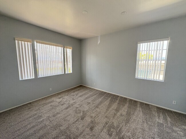 Building Photo - Beach close 4 bedroom, three bath townhous...