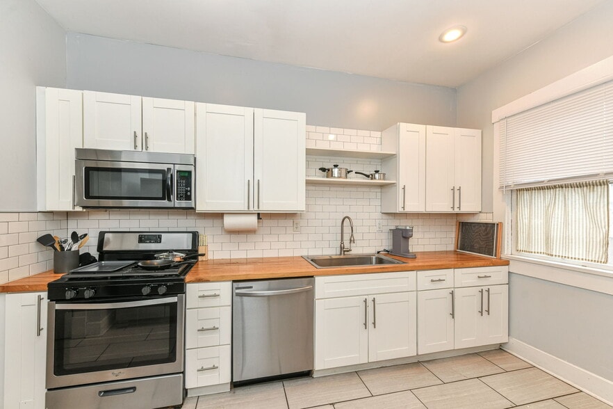 Kitchen - 2158 N Pennsylvania St