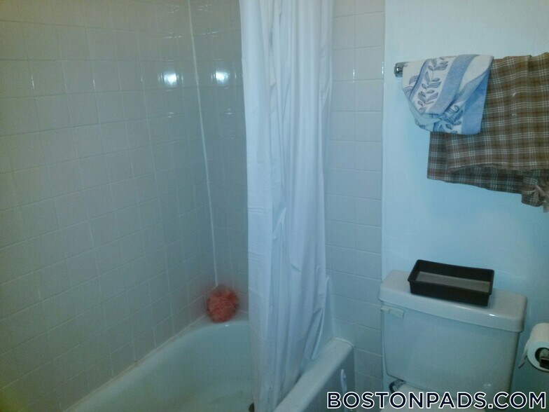 Building Photo - 833 Beacon St