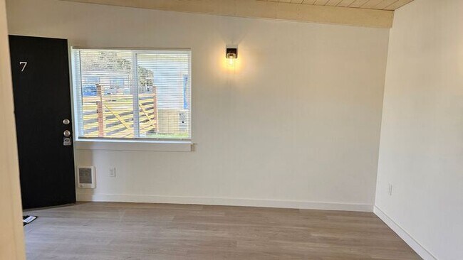 Building Photo - Tacoma/ Parkland Updated Studio