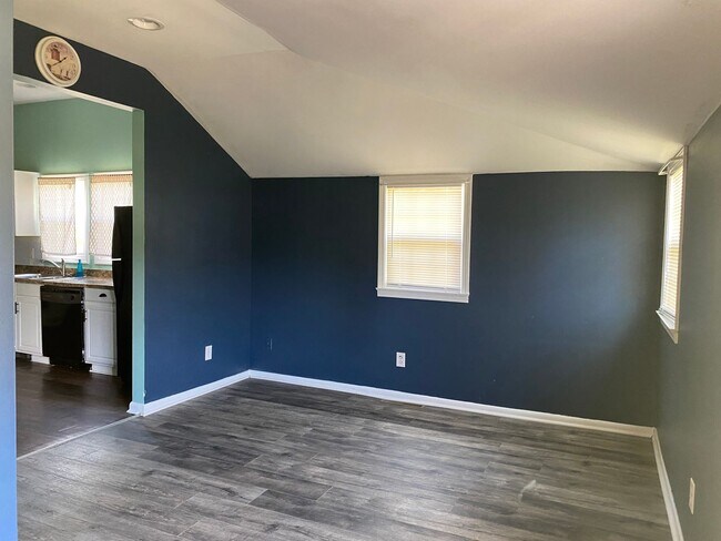 Building Photo - Cozy 2 Bed/2 Bath 1 Story Bungalow - Large...