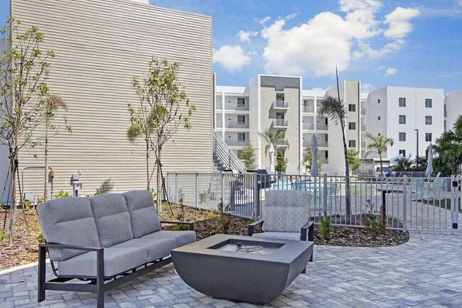 Building Photo - 1709 N Tamiami Trail