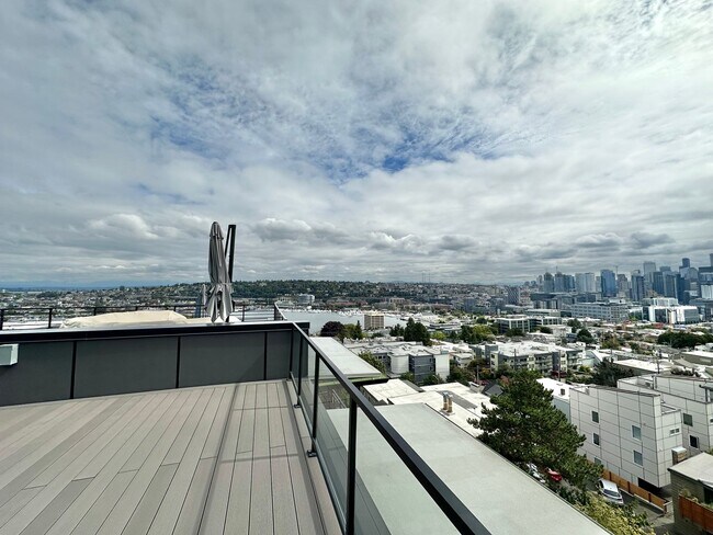 Building Photo - Stunning Queen Anne Home - Incredible Views! Available 10/1/2026!