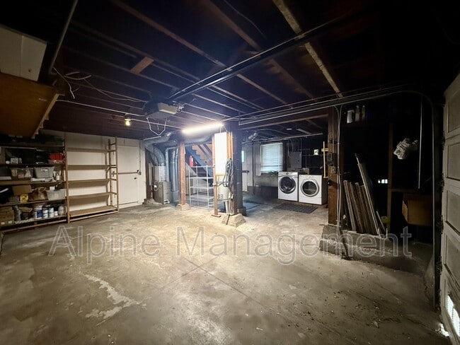 Building Photo - 658 Rockdale Dr