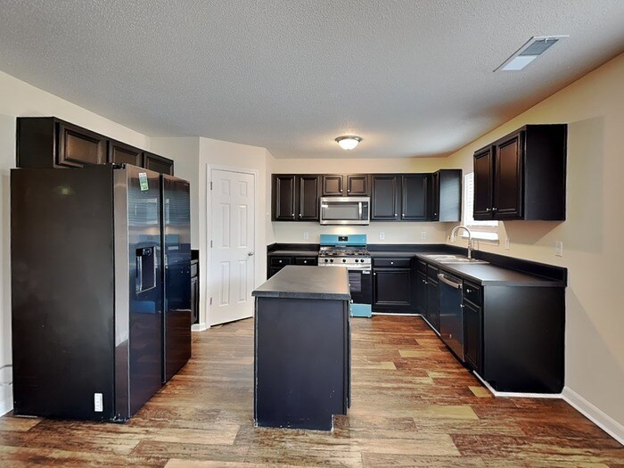 Building Photo - 6095 Trotters Cir