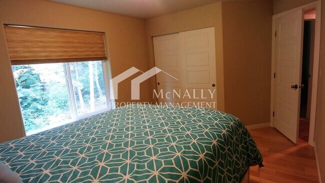 Building Photo - Beautiful Furnished Home in University Place