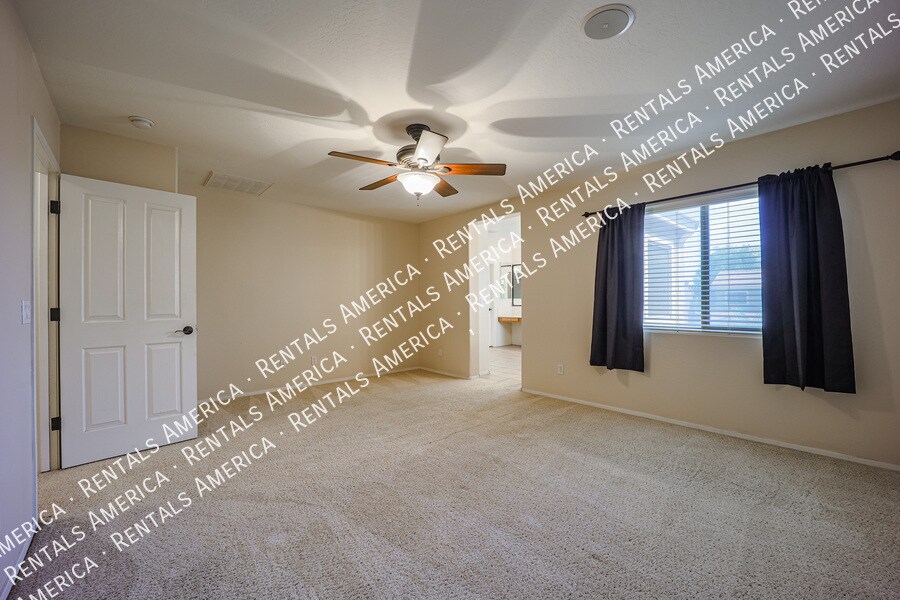 Building Photo - 3854 E Parkview Dr