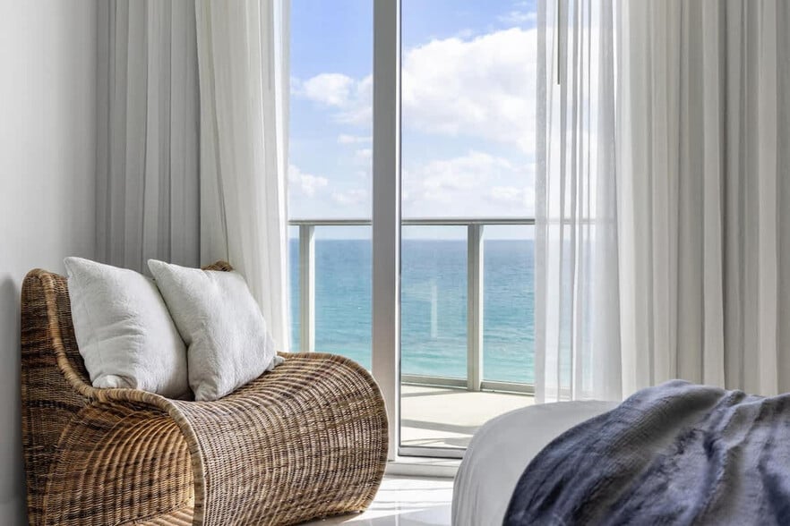 Building Photo - 4011 S Ocean Dr