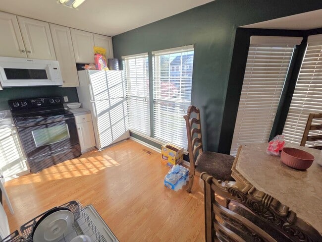 Building Photo - Charming 3 Bed 2.5 Bath End-Unit Townhome with Deck & Patio In The Villages of Saybrook