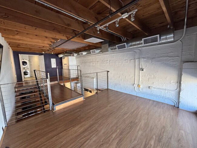 Building Photo - University/Nob Hill Studio