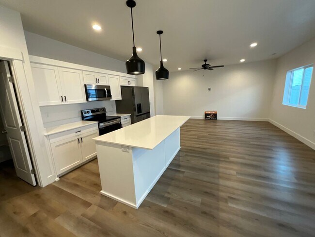 Building Photo - 3 bedroom 2.5 Bath Townhouse