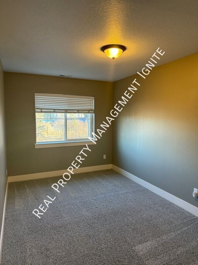 Building Photo - 1032 SE Leonel Ln