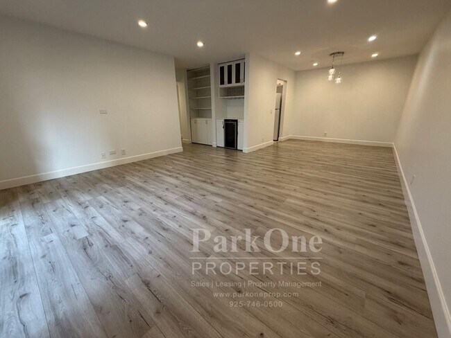 Building Photo - Spacious Condo Near Downtown Walnut Creek Available Now!