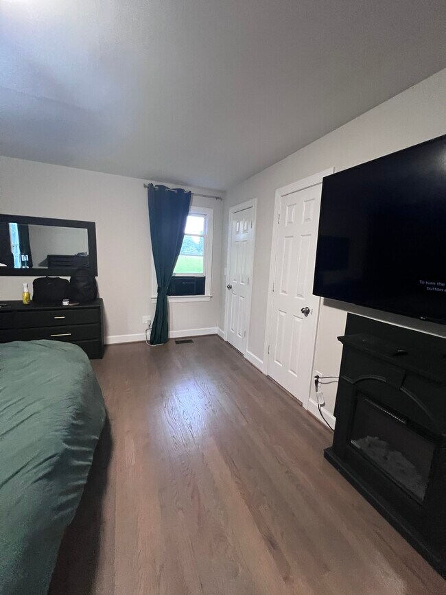 Master Bedroom - Can come furnished if needed - 160 N Peace Haven Rd