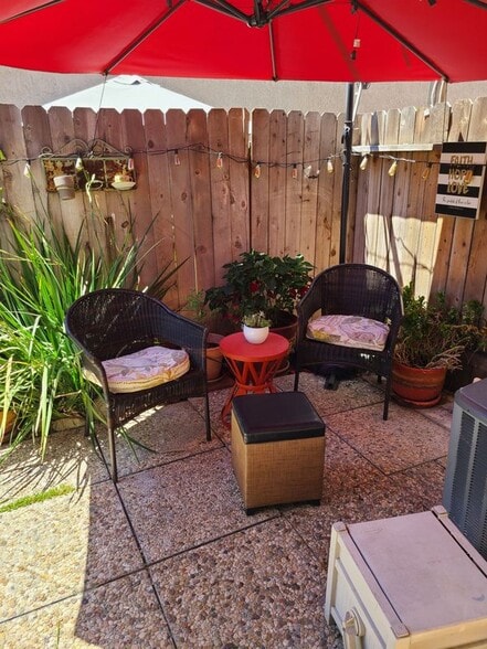 Building Photo - 644 E Birch St