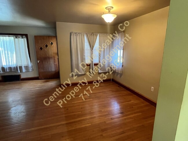 Building Photo - Lovely 3 Bedroom 1 bath all One Level Home...