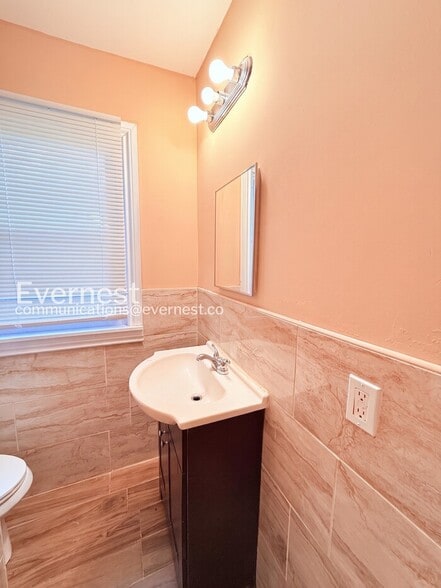 Building Photo - 2488 Woodmere St
