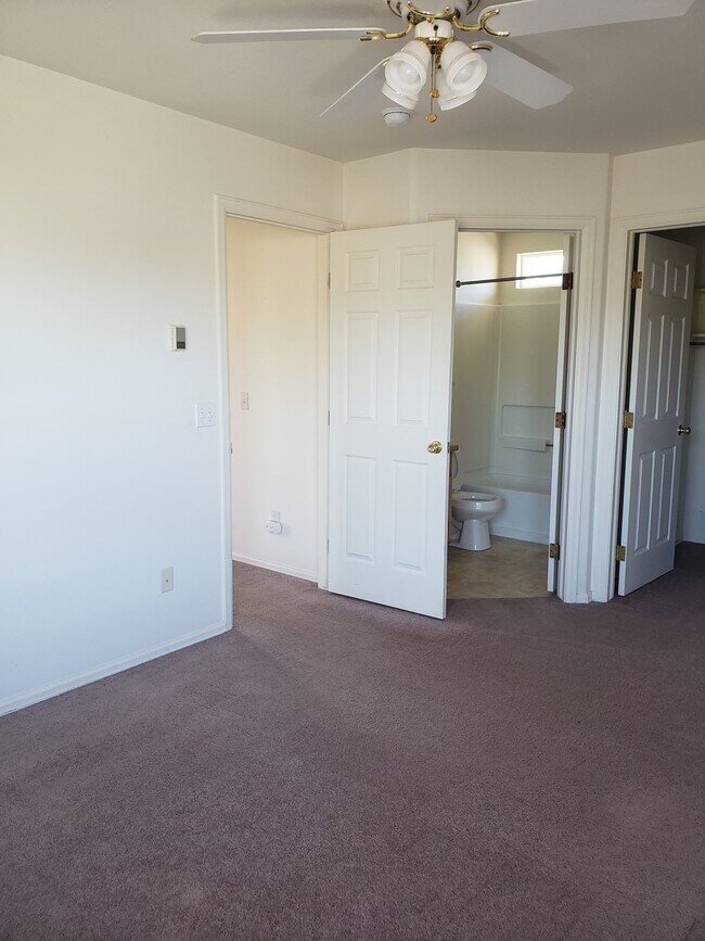 Building Photo - 2815 Acacia Ave