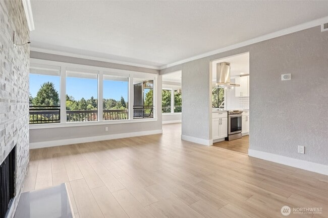 Building Photo - Walk to Juanita Beach with a stunning view!