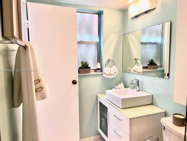 Building Photo - 2841 Somerset Dr