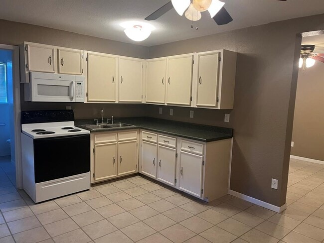 Building Photo - 670 Farm to Market 1626