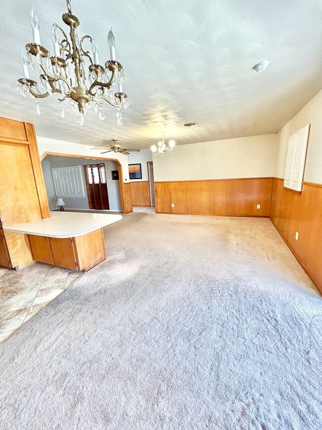 Building Photo - 3 bed 2 bath near the west loop Now available