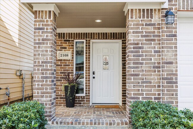 Building Photo - 2108 Oatfield Dr