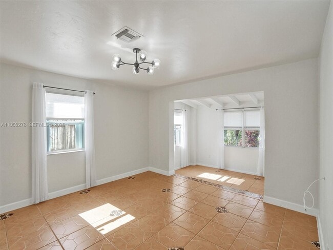 Building Photo - 920 NE 34th Ct