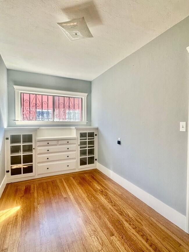 Building Photo - Charming single family home available for ...
