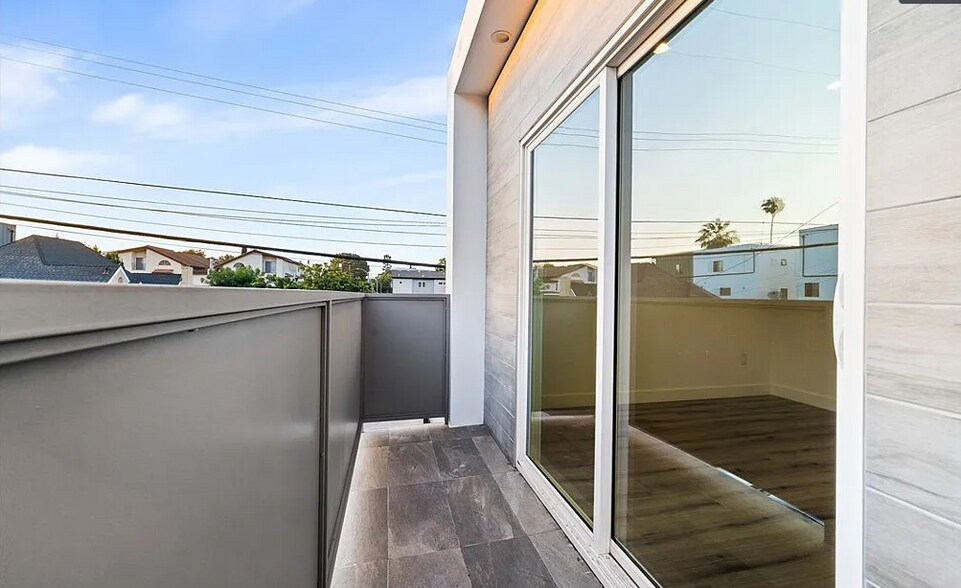 Building Photo - 10857 Morrison St