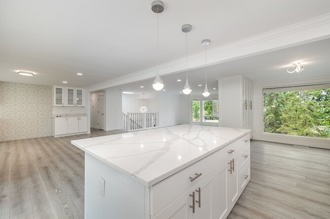 Building Photo - 5 bed 4 bath home in somerset available 9/1
