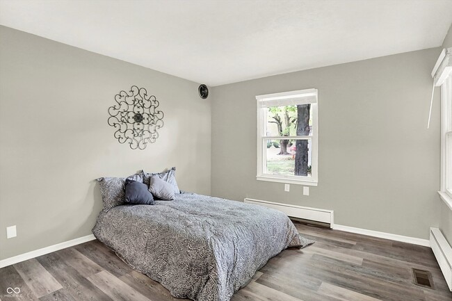 Building Photo - 303 E 4th St