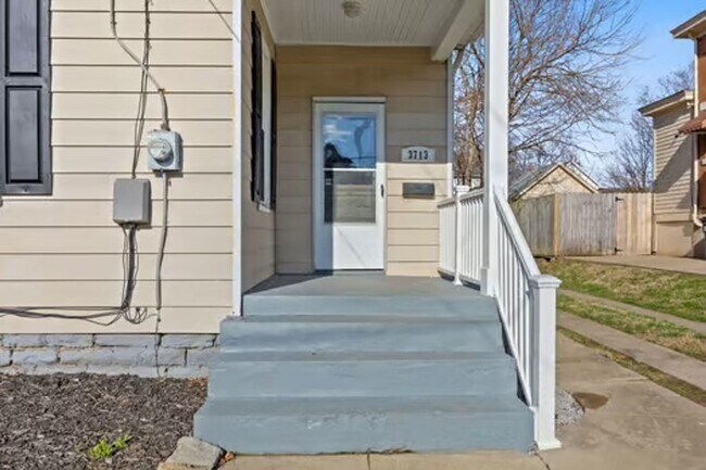 Building Photo - CHEVIOT:  Adorable 2+ bed 1.5 bath 2 story w 2 car garage