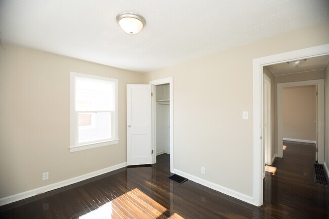 Building Photo - 3 potential 4 bedroom in desirable Beech G...