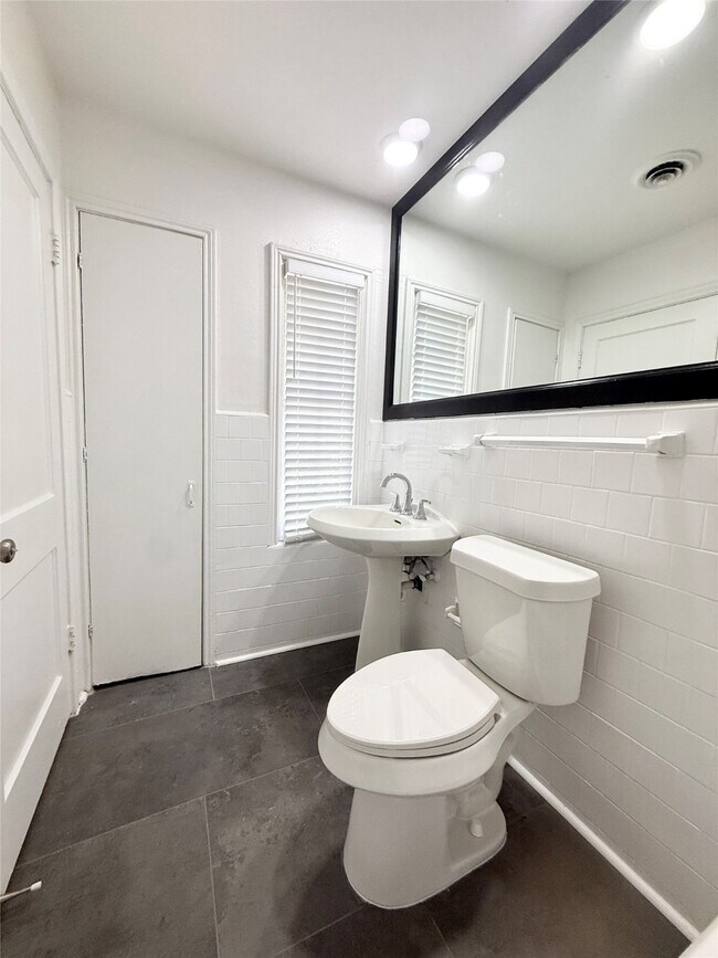 Building Photo - 20 Pinedale St