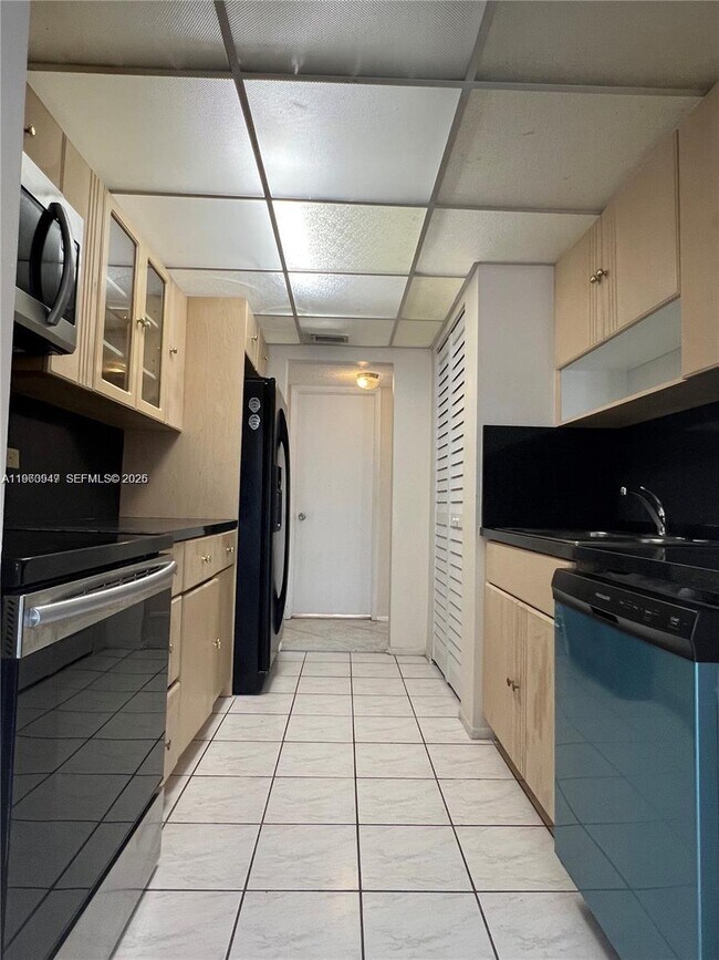 Building Photo - 3760 Inverrary Dr