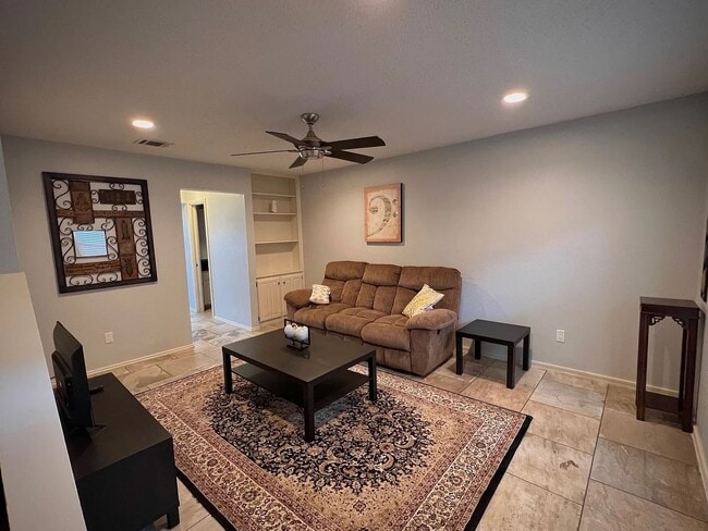 Building Photo - Updated condo at Cobblestone, closet to Campus!