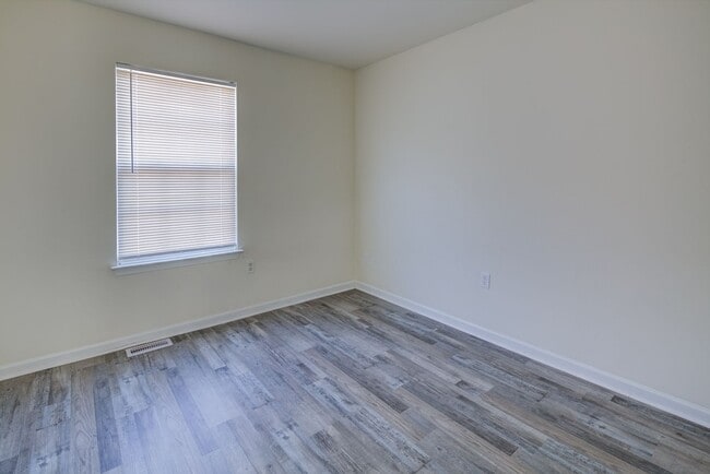 Building Photo - End Unit in New Castle -Showing Sunday 8/1...