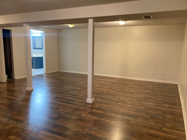 Building Photo - 1209 Williamsburg Dr