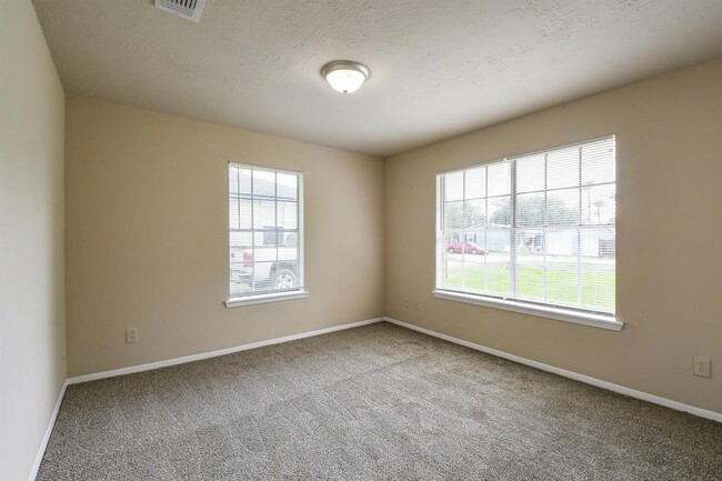 Building Photo - 3210 Ridgefield Rd