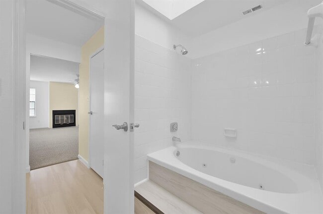 Building Photo - 9850 Pagewood Ln