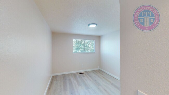 Building Photo - Prime West Linn Location - Walkable to Hig...