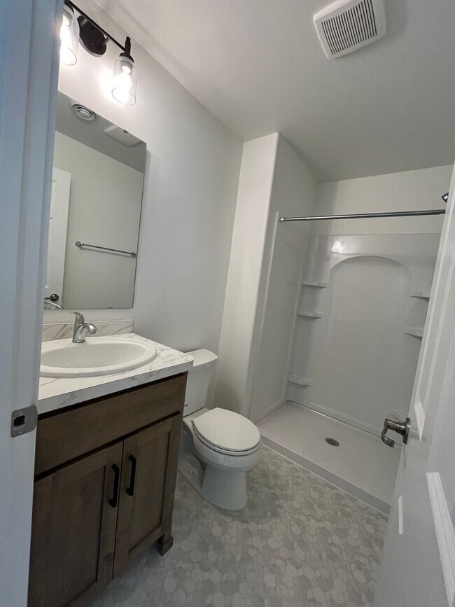 Building Photo - 3 Bed 3 Bath Townhome