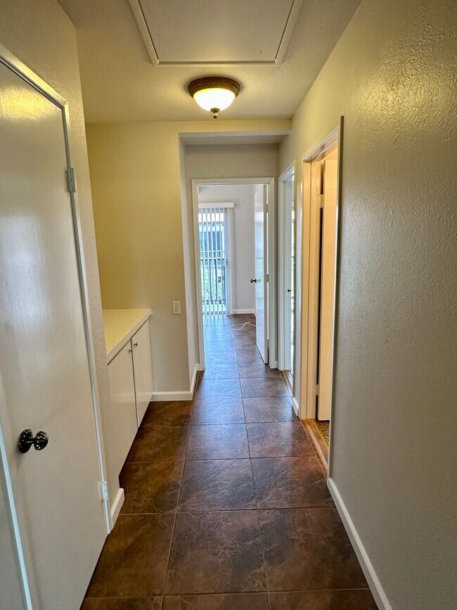 Building Photo - 3266 Loma Riviera Dr