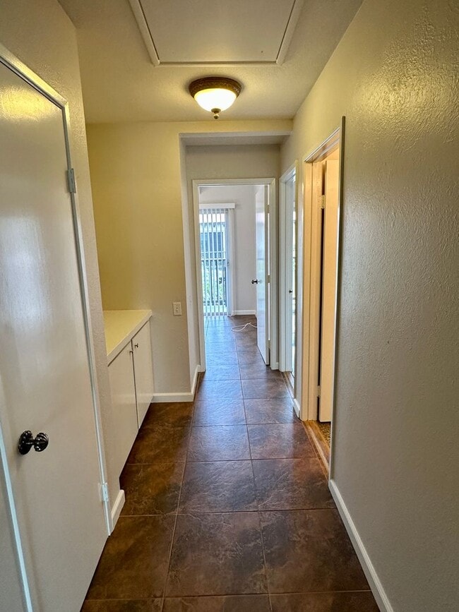 Building Photo - Spacious, Upgraded, 3 Bedroom 2.5 Bath Con...