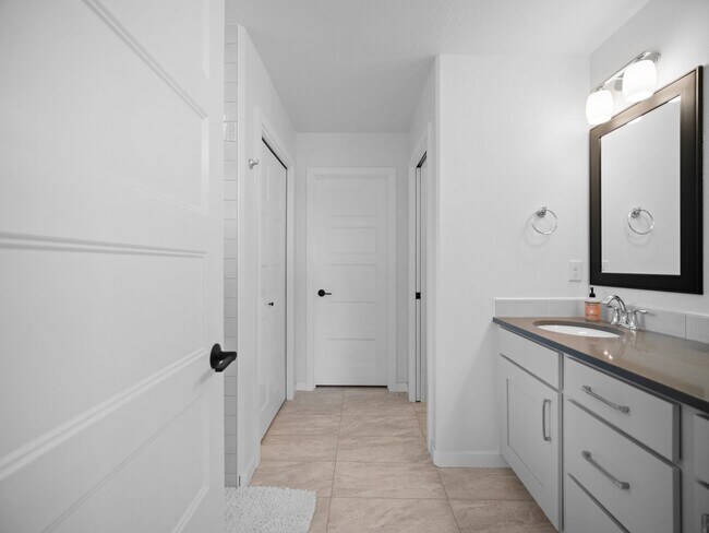 Building Photo - 4 bedroom Modern Home at Eagle Ridge Estates