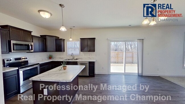 Building Photo - Spacious Home with Fenced Back Yard Convenient to Camp Lejeune