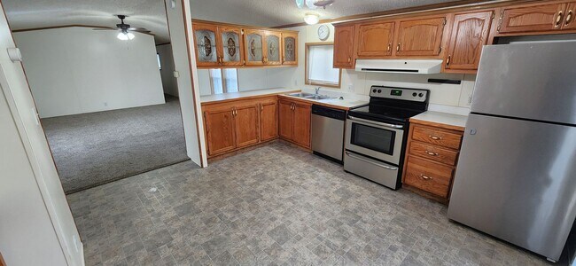 Building Photo - Nice, large, mobile home on outskirts of T...