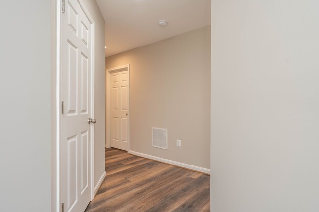 Building Photo - Eastgate Square 4 Bed 3.5 Bath Townhome