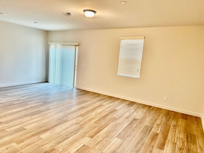 Building Photo - Lovely 3/2 Century Home In Madera